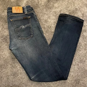 Nudie Jeans - Säljer nu dessa feta nudie jeans. De är slim fit och i storlek 30/32. Om du har några funderingar tveka inte att skicka iväg ett meddelande🤝