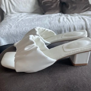 Vita klackar - Så söta klackar som jag köpt på Plick men endast kommit till användning vid ett tillfälle🩷