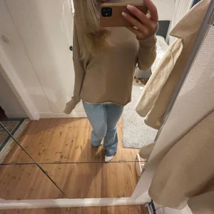 Stickad tröja  - Stickad tröja från zara med rollade ärmar, aldrig använd bara provad hemma, helt ny🥰