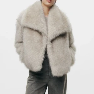 Zara pälsjacka  - Säljer den slutsålda jackan från zara i storlek s. Aldrig använd. Säljer pga kan ej byta då den köpt i annat land. 