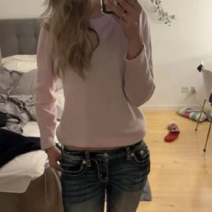 Kashmir tröja - Jätte fin ljusrosa tröja i 100 % kashmir💓 Tröjan är i nyskick. Lite lång i modellen. ⚠️Den första bilden är lånad⚠️