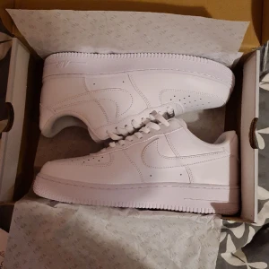 Af1 - Säljer mina nya af1 vf jag säljer dom är för att dom är för liten och kunde inte skicka tillbaks 