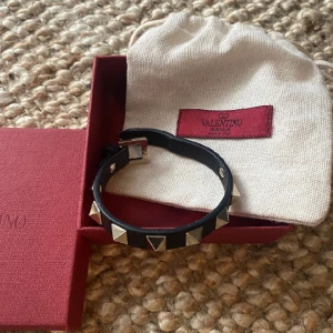 Valentino armband  - Säljer detta svarta valentino armband med guldiga nitar, i bra skick! 1500 + frakt, kan gå ner i pris vid snabb affär ❤️‍🔥❤️‍🔥 äktighetsbevis samt box tillkommer