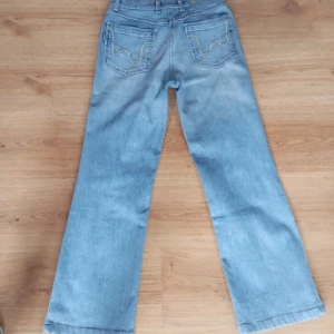 Jeans - Supersnygga ljusblå jeans som tyvärr är lite för små för mig🫶