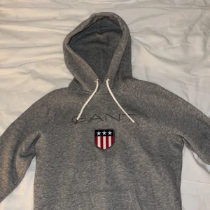 Grå Gant tröja - Säljer min grå Gant tröja som inte används längre. Grå Gant tröja i fint skick inga tecken på slitage då den är använd fåtal gånger  Duger inte priset kom med bud😁