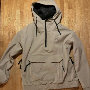 Snowboardjacka - Dope Cyclone  - Säljer denna fina skidjackan från dope, köpt för 2 år sedan men endast använd några veckor. Ser ut som ny! Nypris 1599 kr. 💕💕