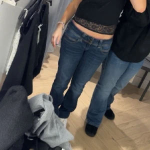 Lågmidjade jeans - Säljer superfina lågmidjade jeans från pepe, knappt använda men tyvärr lite stora i midjan, pris kan diskuteras, skriv för fler bilder 