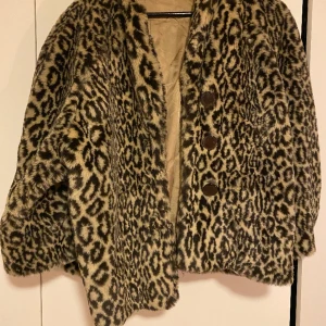 Leo-jacka - Vintage, så snygg, varm. Lite oversized på mig som är 1.70 och vanligtvis har storlek 36. 