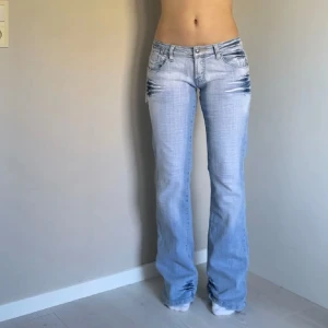 LÅGMIDJADE JEANS - kollar intresse på lågmidjade bootcut jeans. Köpta här på Plick ❣️bilder från förra ägaren. Tveka inte att skriva om du har några frågor❤️PRIS KAN DISKUTERAS 