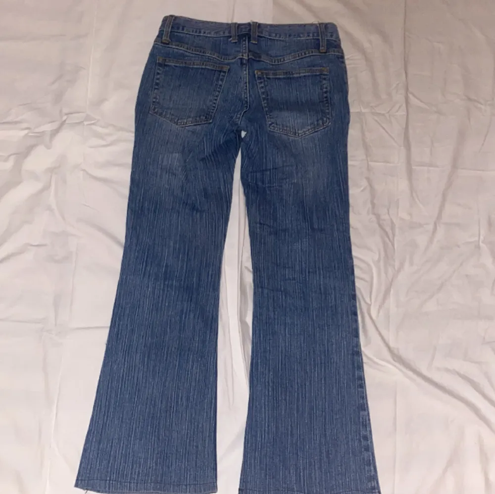 Säljer dessa sjukt snygga low waisted bootcut jeans från brandy Melville. Midjemått tvärs över:36cm. Innerbenslängd:70 cm. Sjukt lätta att styla då de passar till allt i alla lägen. De är uppsydda längst ner men inget man lägger märke till❤️ vid frågor ang. Jeans & Byxor.
