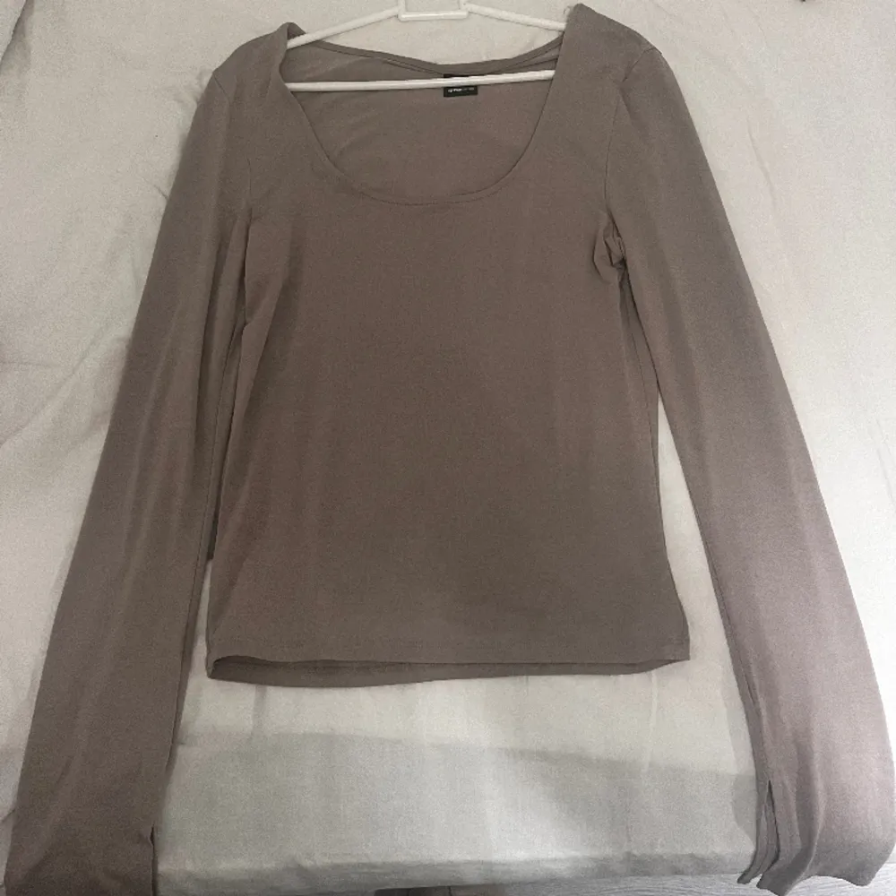 En tröja från ”Soft touch” kollektionen från Ginatricot. Kommer knappt till användning, använd 2-3 gånger. Köpt för 200 kr.. Blusar.