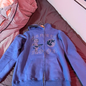 Aim for the moon - Säljer nu min Aim for the moon hoodie för att jag ska rensa garderoben. Jättesnygg och skön. Köpte för 700 kr. Och den är som ny. Använd Max 5 gånger. Storlek xl men passar L  Hör av dig vid frågor 