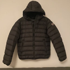 Colmar jacka  - Colmar jacka str 14y 166cm  Skick 9/10 inga hål eller liknande Köptes från kids brandstore 