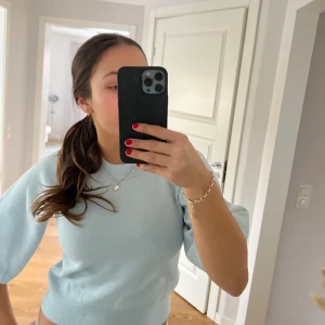 Stickad t-shirt  - Så snygg stickad t-shirt i denna fina blåa färg! Säljer då den tyvärr inte kommer till användning och är därför i väldigt bra skick💗