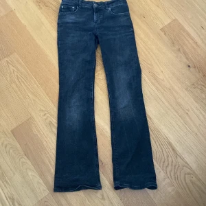 Lågmidjade jeans - Lågmidjade svart jeans från Zara i storlek 36💞Jeansen är i bra skick, säljer för att dom inte passar mig.