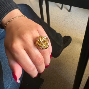 Ring  - Rostfri ring💕💕säljer denna fina ring som tyvärr är lite för stor för mig och då anledning att jag säljer den!