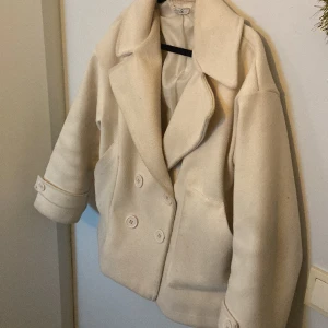 Design by si - En design by si kappa som kör i början på sommaren men passar inte min stil mer så säljer den inga problem och är som ny skriv om ni har mer frågor går att pruta💕💕