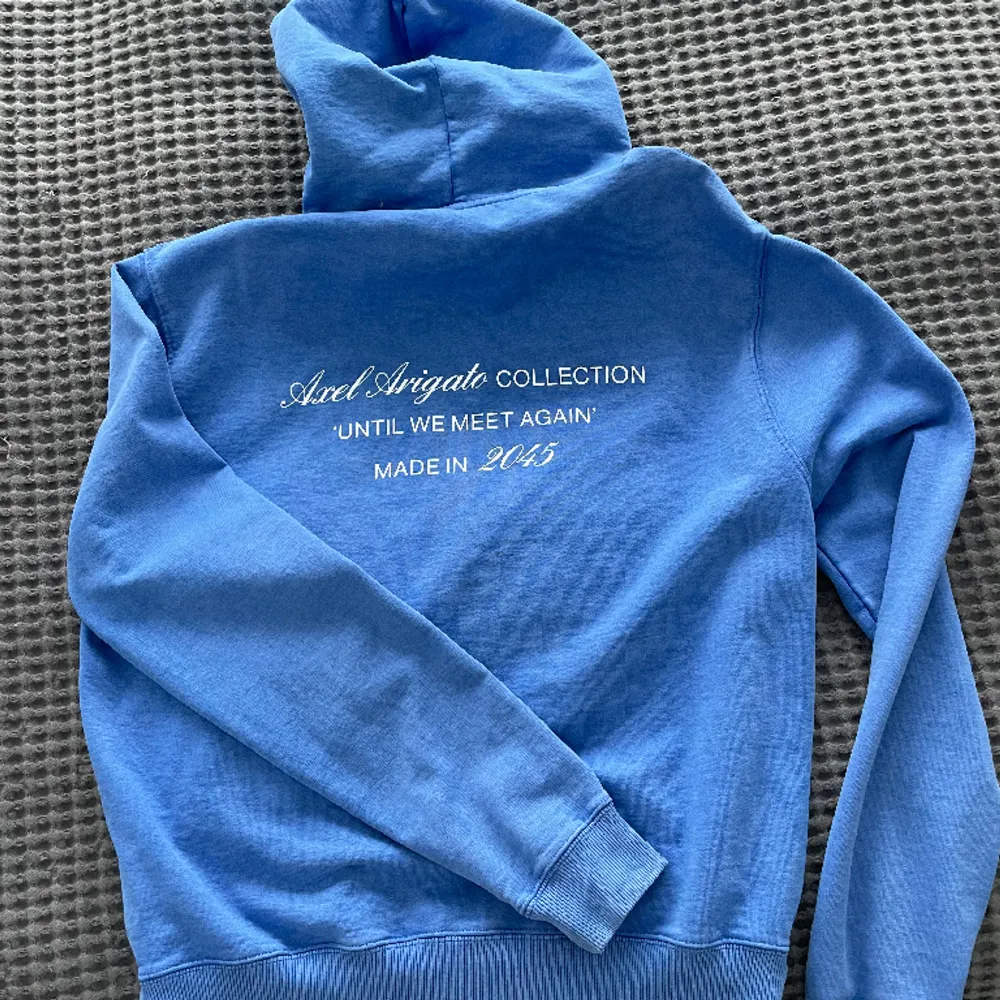 Helt ny hoodie. Köpte till min 14 åriga dotter i våras men hon har aldrig använt den. Passar xs-s tjej och s kille. Nypris 2500kr. Hoodies.