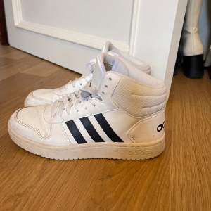 Adidas sneakers, vita med marinblåa detalje. Använts fåtals gånger!❤️