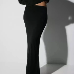 Lång kjol - Säljer denna svarta maxikjol i storlek M från nelly. Den är i fint skick och säljes för 120kr+frakt🩵