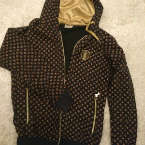 Tracksuit  - Ej orginal. Jackan är i mycket fint skick, byxorna är mer använt och snöret i midjan är borta. Bara att träda i en ny