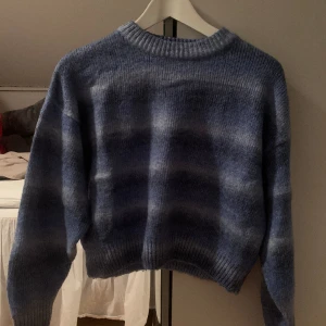 Blå stickad tröja - Randig tröja i blåa nyanser från hm, bra skick.