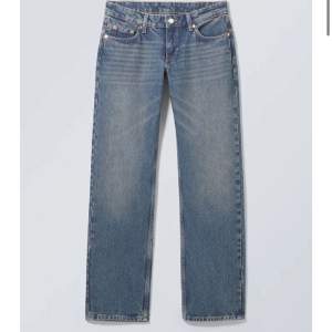 Lågmidjade Weekday jeans i färgen ”dusty blue”. Som nya och slutsålda på hemsidan.