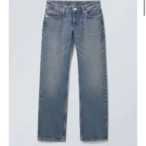 Lågmidjade Weekday jeans i färgen ”dusty blue”. Som nya och slutsålda på hemsidan.