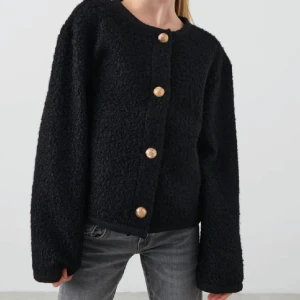 Kofta med knappar - Säljer denna mjuka koftan med guld knappar. Storlek 158/164 men passar mig som är en S🤍 oanvänd