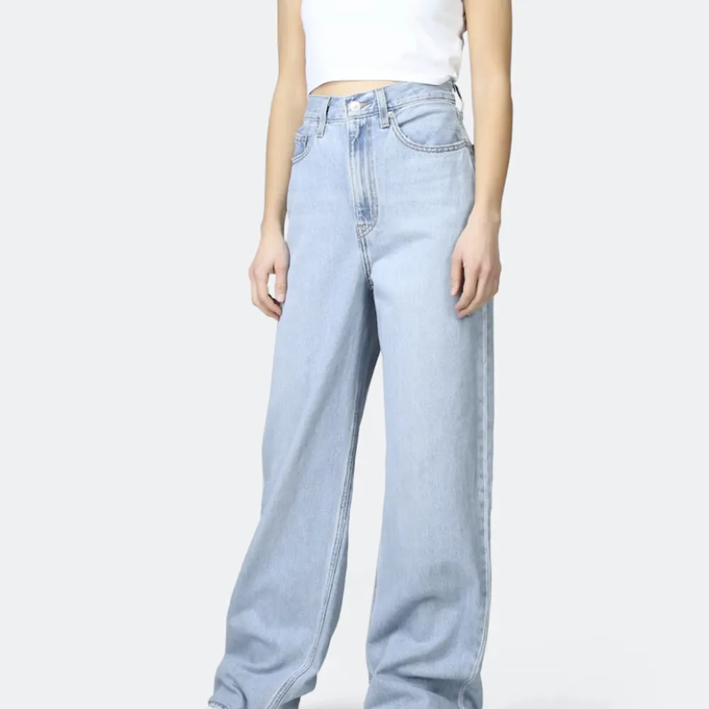 Helt nya och oanvända jeans! Superfina men för stora på mig.. 🥰 250kr + ev frakt. De är i storlek 29 och är relativt långa i benen. . Jeans & Byxor.