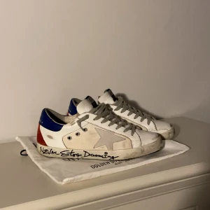 Golden goose skor - Ett par riktigt snygga golden goose som jag säljer då jag inte använder dom längre. Ny pris 5500kr mitt pris 2650. Obs!