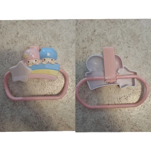 Little twin stars hängare - Har använt den på kanten av en klädställning för o hänga upp blusar för sig. Funkar som en extra galge. Färgen har tyvärr lossnat där fram (se bild) kan mötas upp i vänersborg