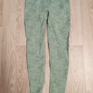 Gymshark camo - Gymshark träningsthigts i ljusare grön camo. Storlek M. Använda 1 gång.