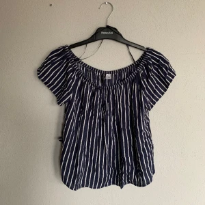 Blå/vit topp🤍 - Blå/vit randig topp som går att ha som vanligt och som offshoulder🤍 Storlek 38.  