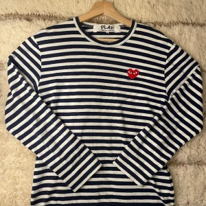 Commes des garcons tröja - Säljer min Commes Des Garcons tröja, då den är för liten. Den är använd ett fåtal gånger och är därför i väldigt bra skick. Säljer den för 549, nypris 1900. Pris kan diskuteras