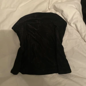 Glittrig topp  - Jätte fin glittrig topp, man kan ha de på lite olika sätt som mandel på bilderna! perfekt till nyår⭐️💞