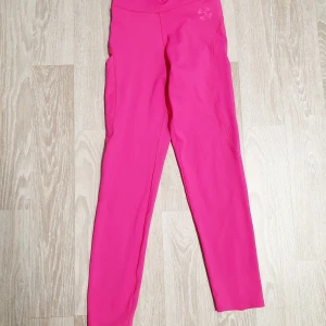 Betterbodies stl S - Helt nya träningstights från Better Bodies i färgen hot pink. Storlek s.