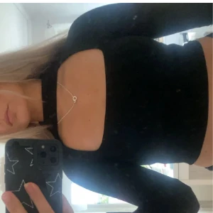 Zara topp  - Snygg topp från Zara. Endast använd vid två tillfällen, som ny. Storlek M men passar även för S. Fraktkostnad tillkommer. 