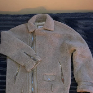 Teddy jacka - Laddar upp igen för gratis frakt Kolla min profil för den riktiga annonsen!🤩  