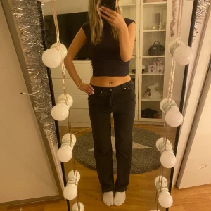 Straight leg jeans - Aldrig använda jeans, tror det är mid rise💓gammal modell som inte finns går att få tag på längre, köpta för 799kr💓