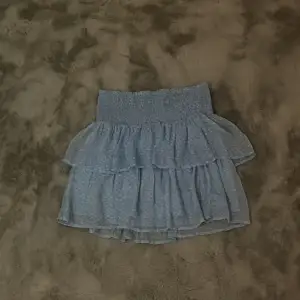 Säljer denna kjolen. Köpt på vero moda 💞 fick den av en vän så den passar inte mig men skulle säga att den sitter mer som en M, köpt för 150kr