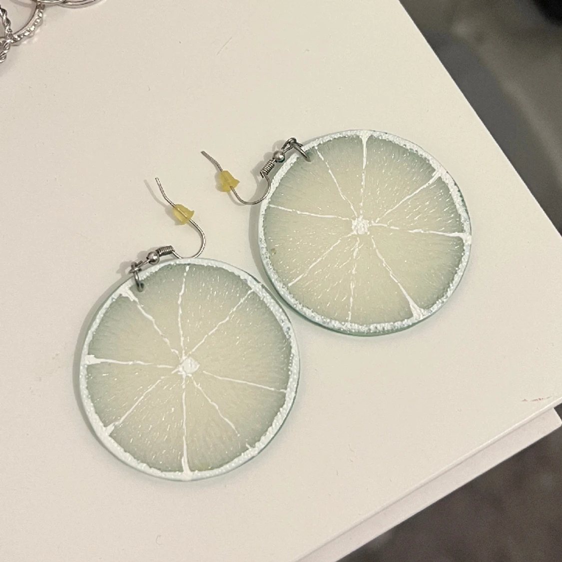 Roliga lime örhängen