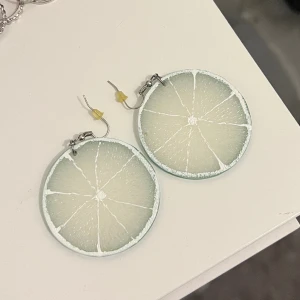 Roliga lime örhängen - Örhängen limeskivor