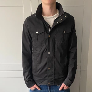 J.Lindeberg Bailey Jacka - Snygg jacka från J.Lindeberg som kan användas i vinter, höst och vår tider. Modellen: Bailey. Jackan är i nyskick (9/10). Nypris: ~3500kr (slutsåld), vårat pris: 1599kr. Storlek: S. Modellen är 181cm och väger 70kg. Pris kan diskuteras!