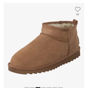 Low boot tan boots från footway - Storlek 40, precis köpta. Vill sälja bort dem då dom är en storlek för stora! Säljer för Samma pris som jag köpte dem om du  vill ha en snabb affär kan jag tänka mig sänka för 800kr