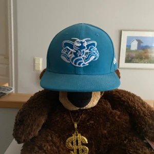 New era keps - New era keps i bra skick storlek 7 3/8 eller 58.7cm 👾 saknar den där knappen längst upp men det är gulligt för piggen som är kvar ser ut som getingens tagg 🐝