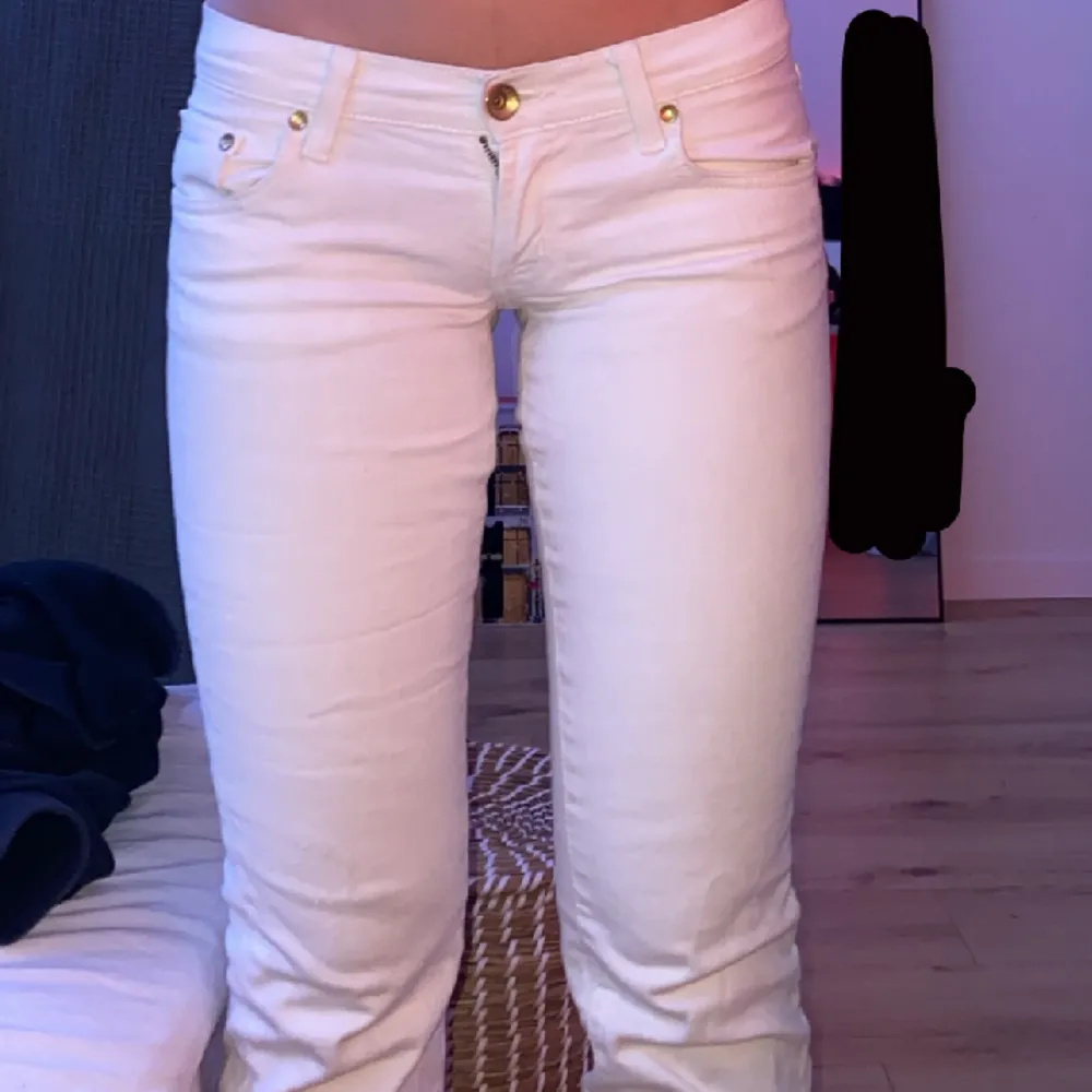 Skit snygg vita jeans från Zara, säljer pga att den har blivit för små. jag är 165cm. Skriv för fler bilder eller frågor💕. Jeans & Byxor.