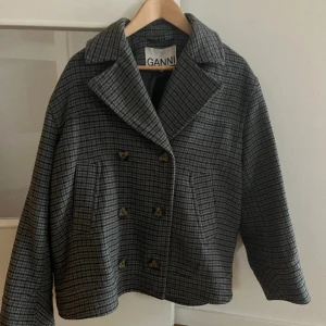 Ganni jacka  - Säljer denna fina ganni jacka då den inte kommer till användning längre:(  Storlek S men Oversized 