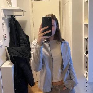 Jacka - Tunn jacka, sparsamt använd. Köparen står för eventuell frakt. 