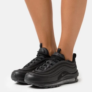 Air max 97 - Svarta airmax 97 i storlek 36. Använt dom några gånger, ingen skada på skorna. Vill bli av med dom så hör av dig om du är intresserad. Skriv för fler bilder 